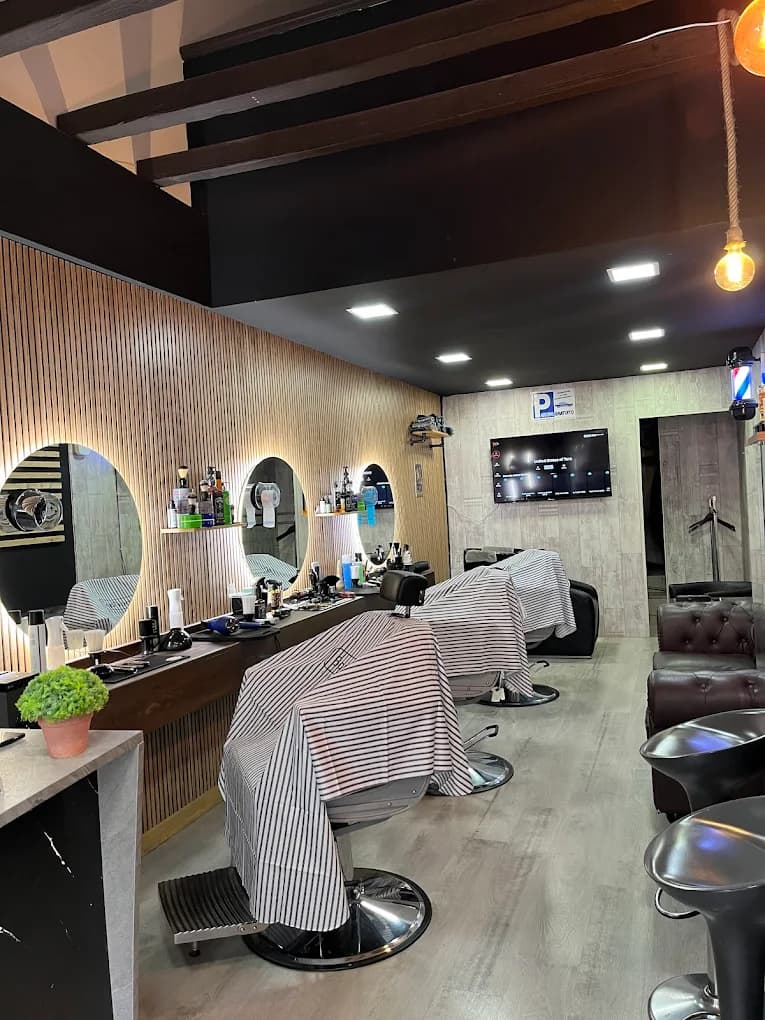 Interior de Gentleman The BarberShop en Aravaca — sillas, espejos y ambiente del local