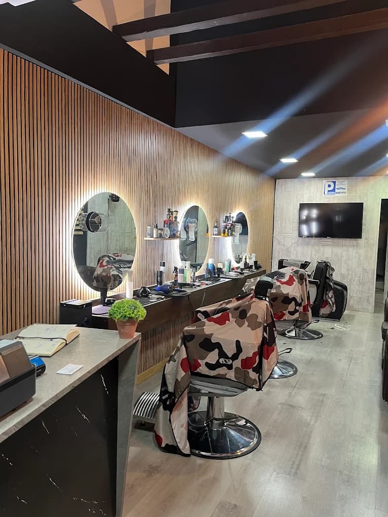 Puestos de corte y espejos del local de Gentleman The BarberShop en Aravaca
